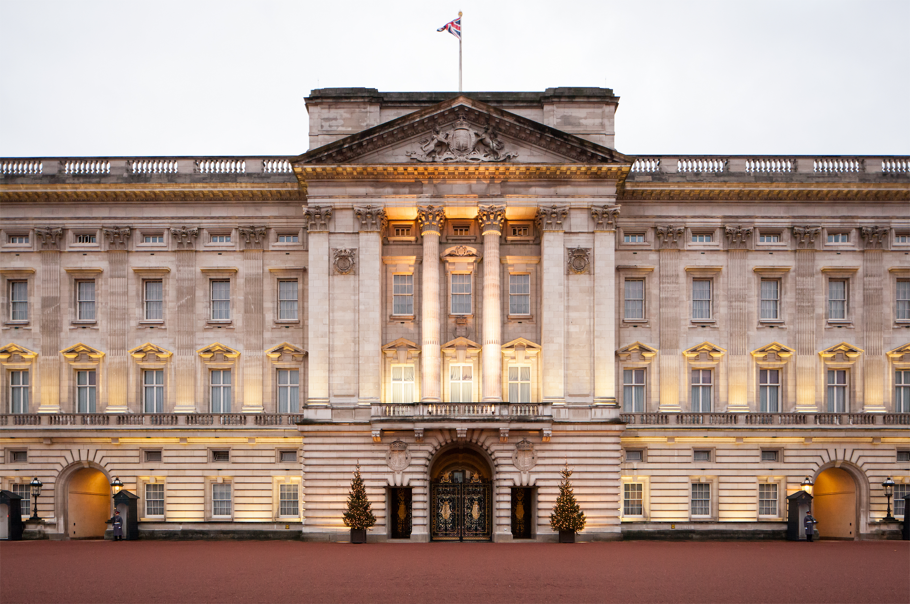 Buckingham palace. Букингемский дворец фасад. Западный фасад Букингемского дворца. Букингемский дворец в Лондоне экскурсия. Уильям Уайльд Архитектор Букингемский дворец.